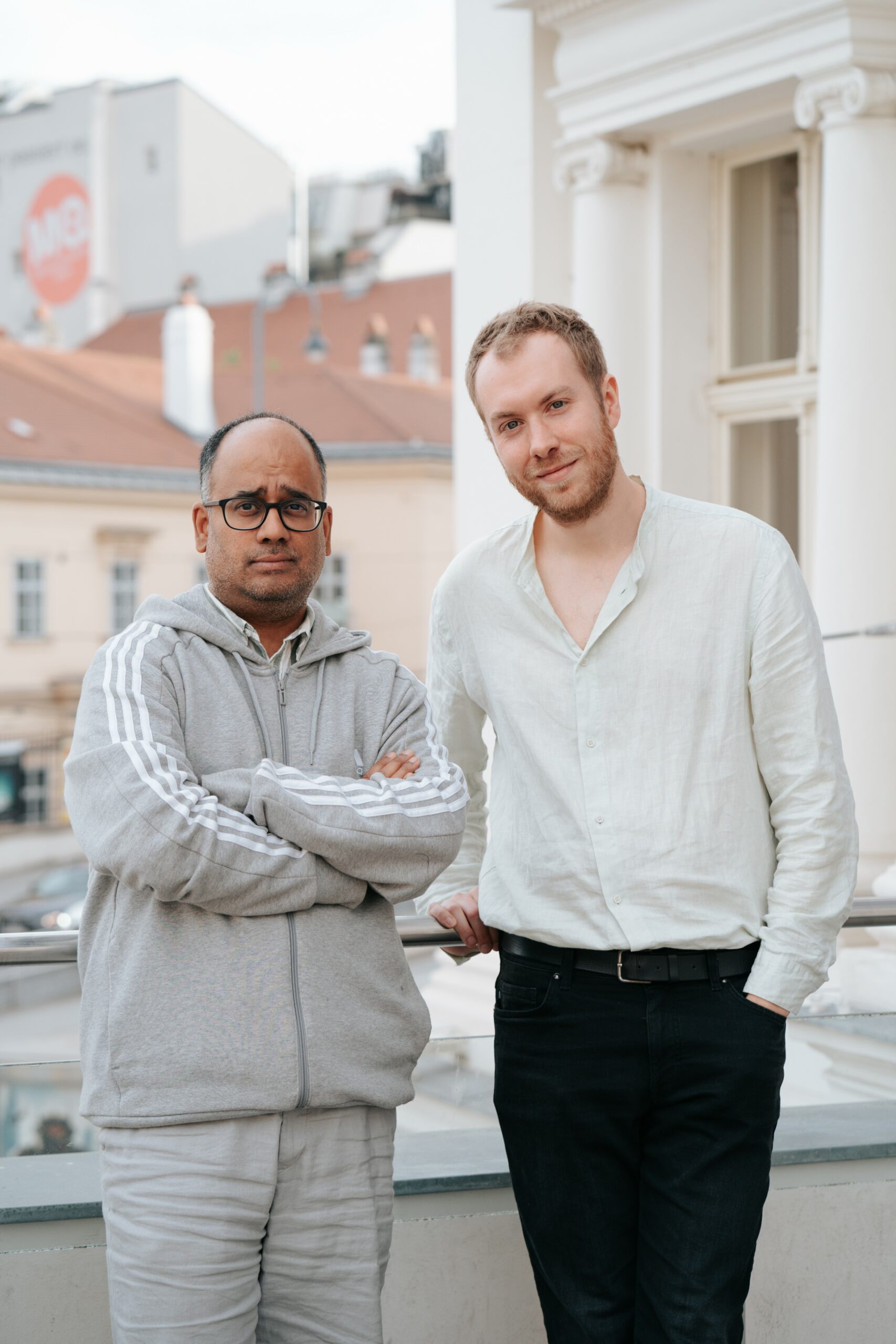 Bild von Ashwien Sankholkar, Miteigentümer DOSSIER und Regisseur Calle Fuhr.