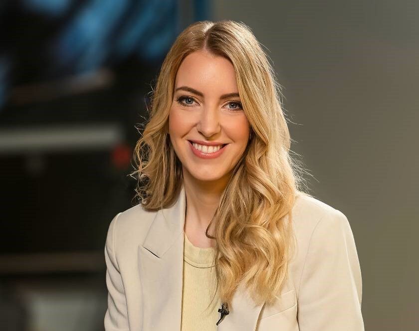 Bild von Juliane Ahrer, Moderatorin, Journalistin und Produzentin.