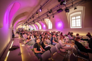 Bild von Publikum der MainStage bei re:think media 2024.