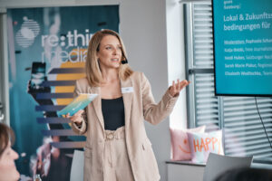 Bild von Raphaela Scharf beim Moderieren auf der re:think media in Salzburg.